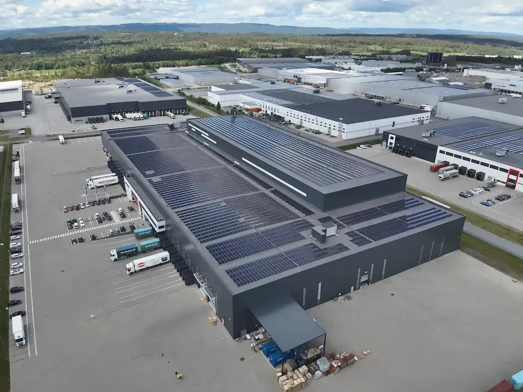 Dronefoto av store næringsbygg med solceller på takflatene