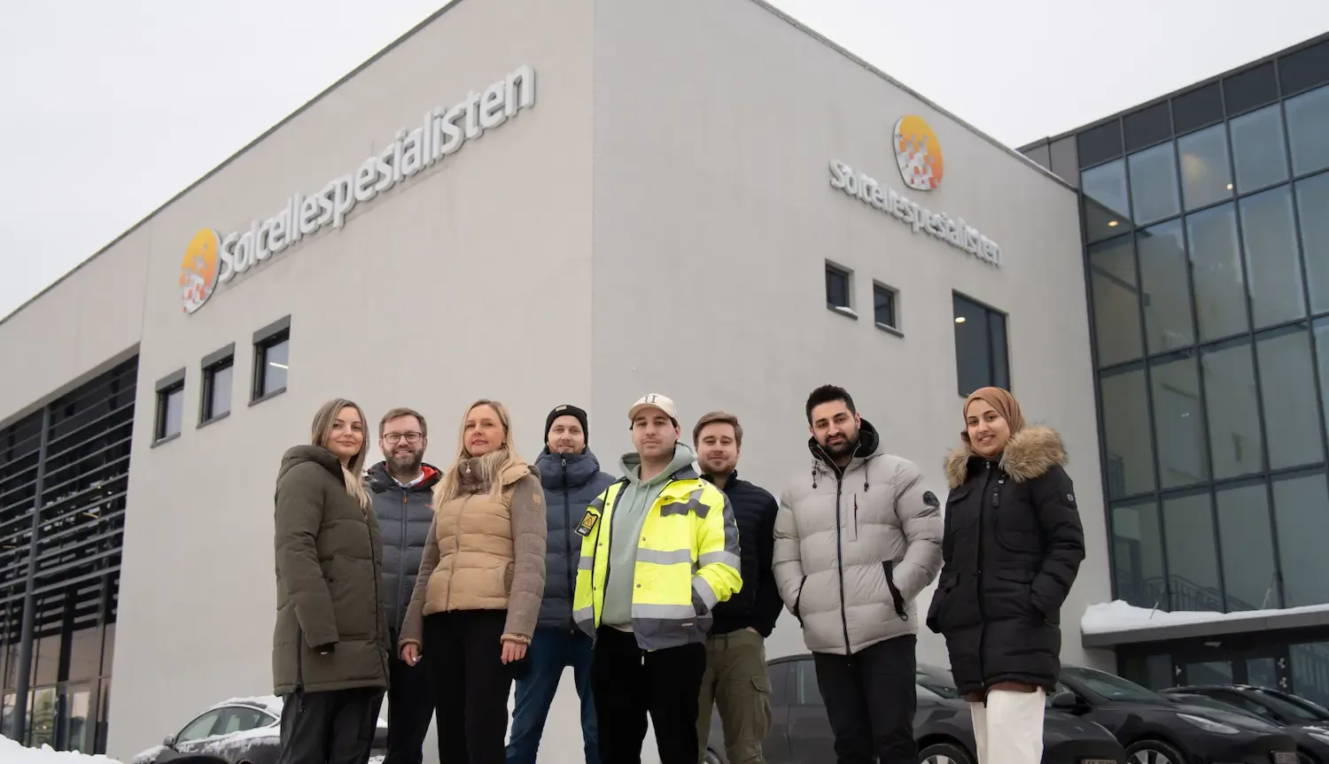 Åtte ansatte i Solcellespesialisten samlet foran selskapets lokaler