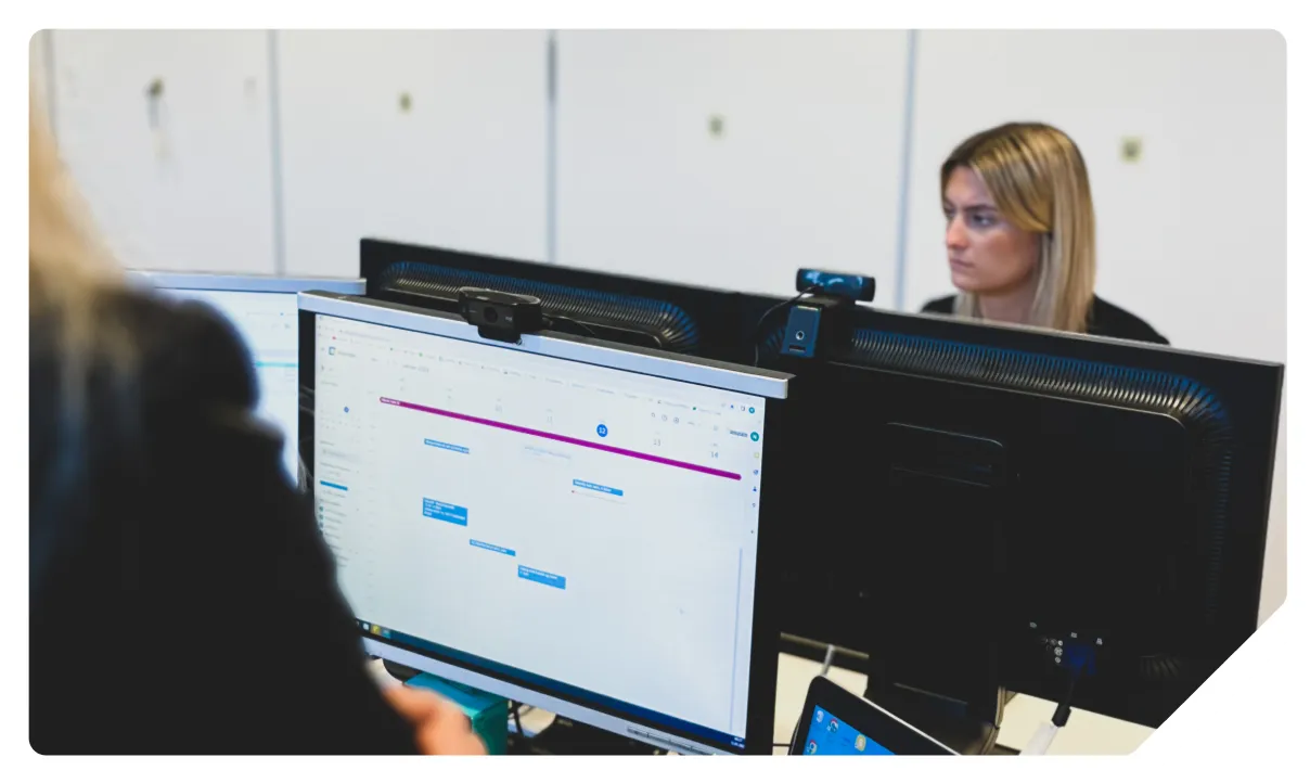 Solcellespesialisten employees talking in the open-plan office