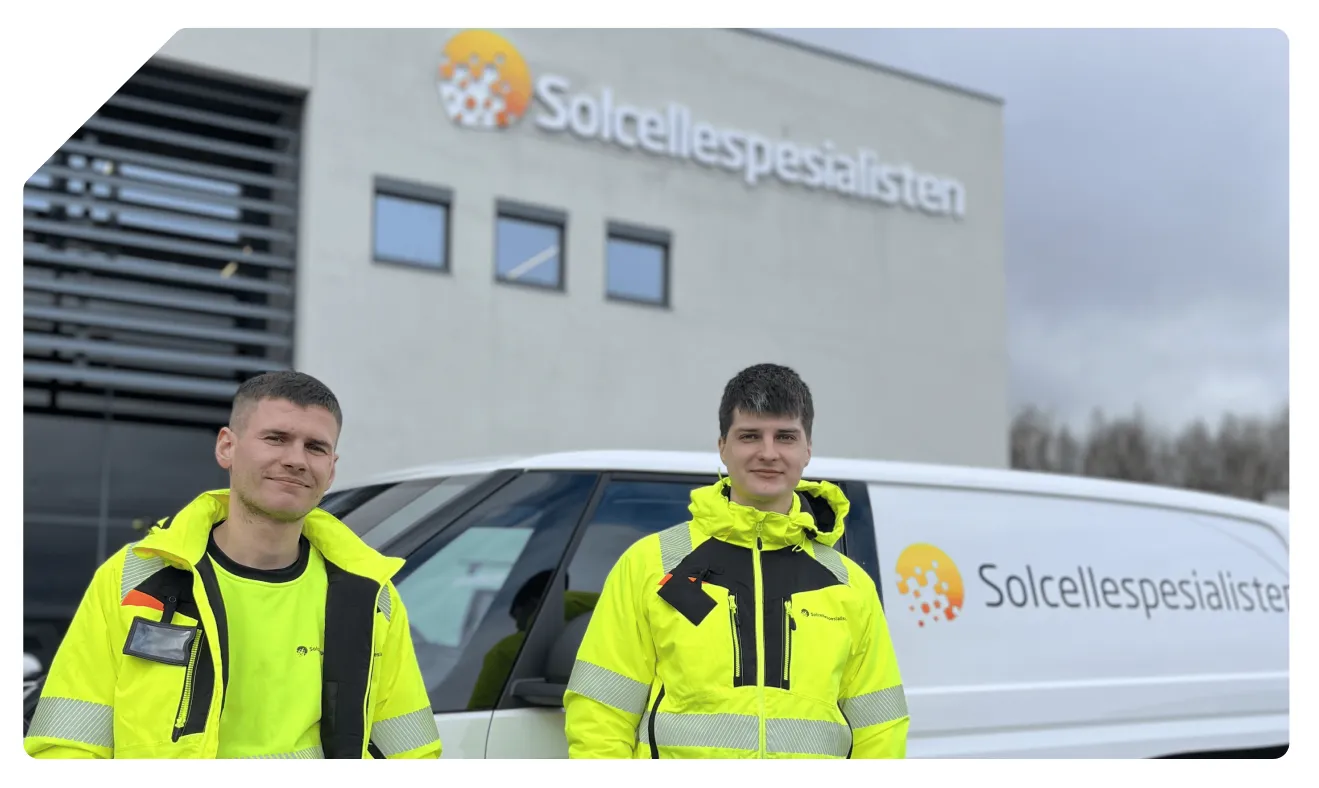 To ansatte i Solcellespesialisten utenfor selskapets lokaler