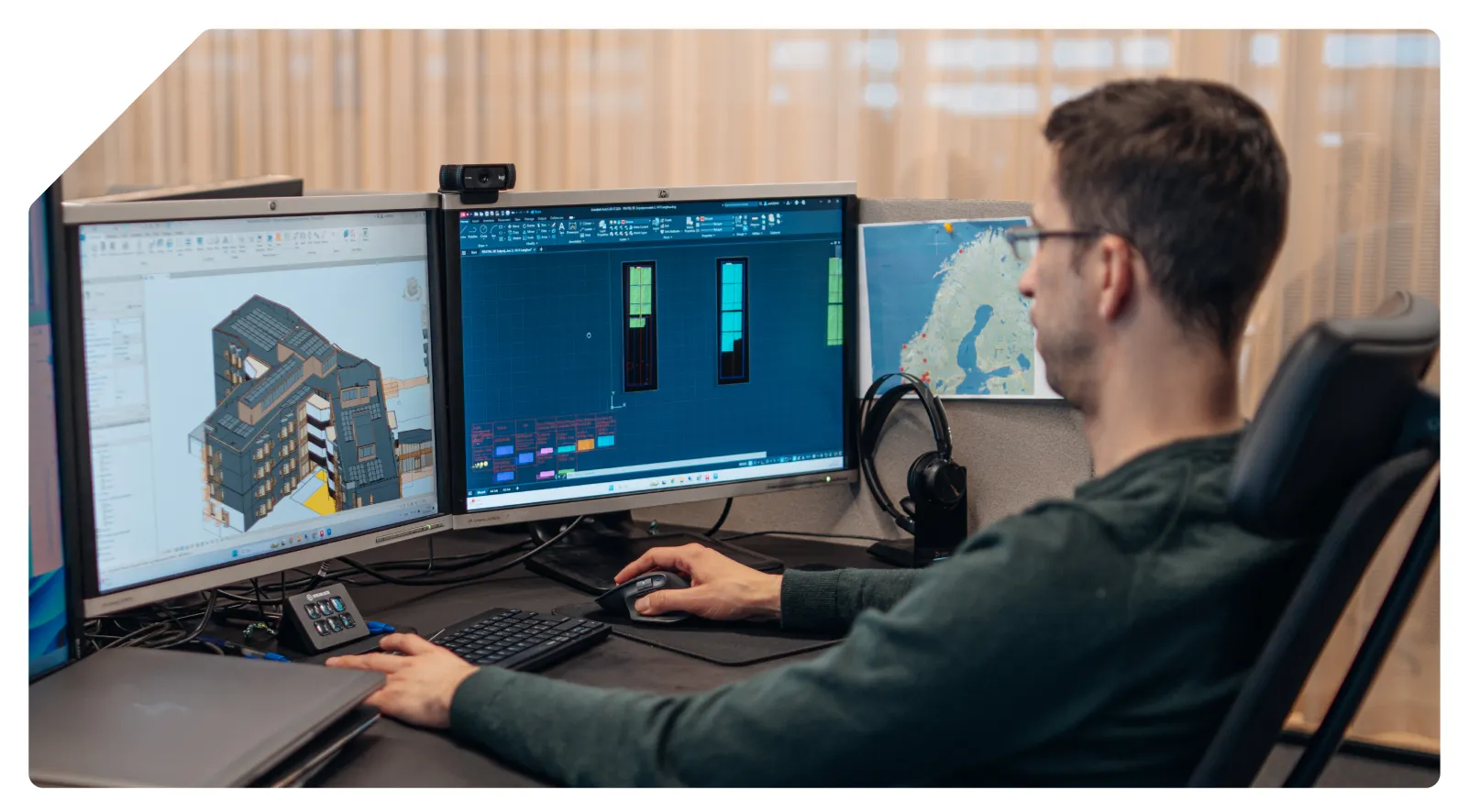 A Solcellespesialisten employee working at a computer screen