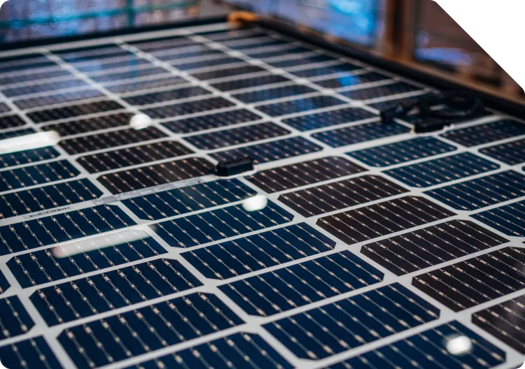 Nærbilde av solcellepaneler i sollys