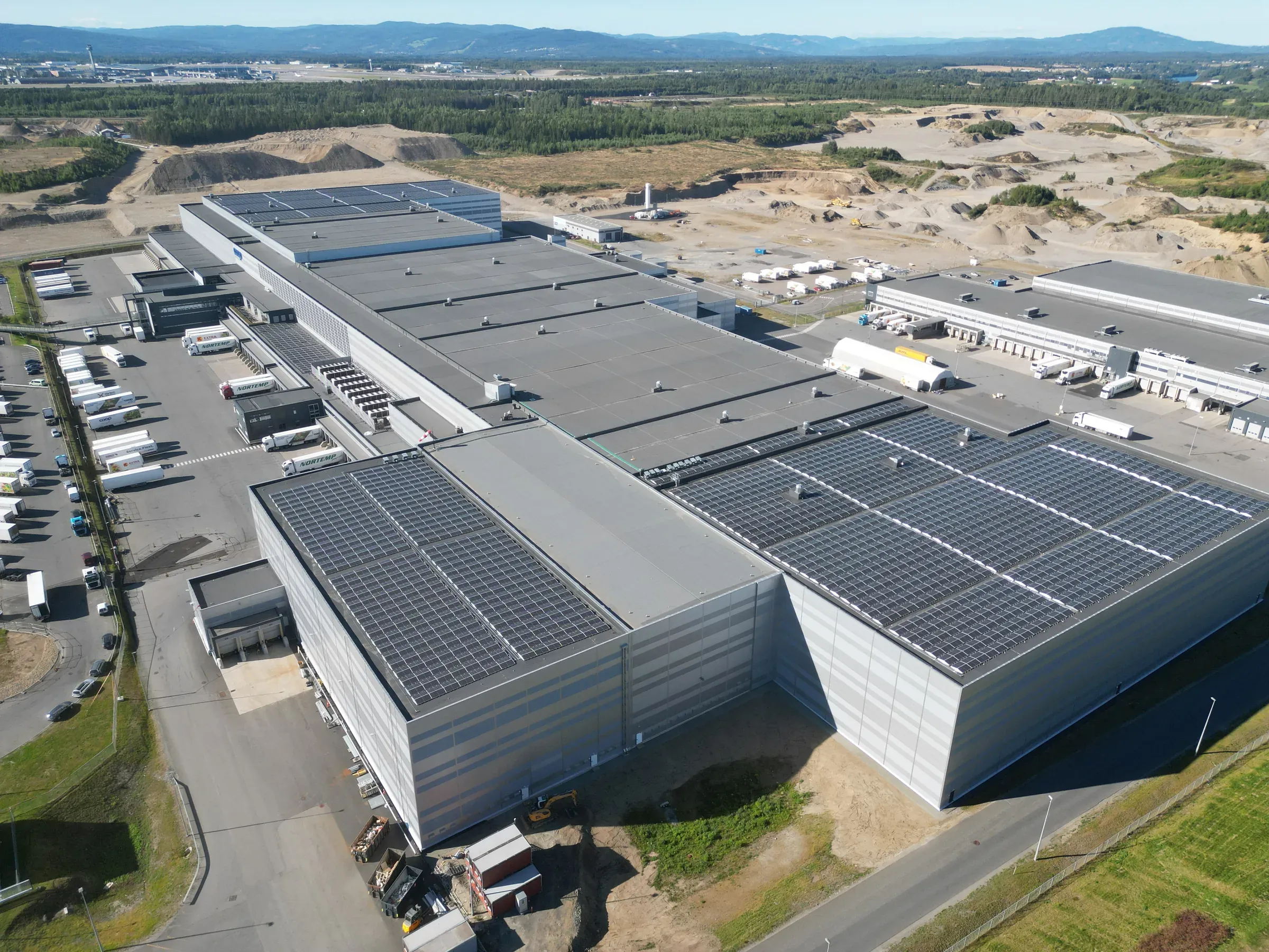Flyfoto av Coop Logistikksenter (CLog) på Jessheim med solcellepaneler på taket